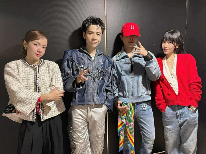 rong khi trước đó, RHYDER đã đăng hình ảnh mang lightstick và sơn móng tay theo phong cách của thần tượng lên trang cá nhân nhằm khoe mình cũng sẽ đến đêm diễn.