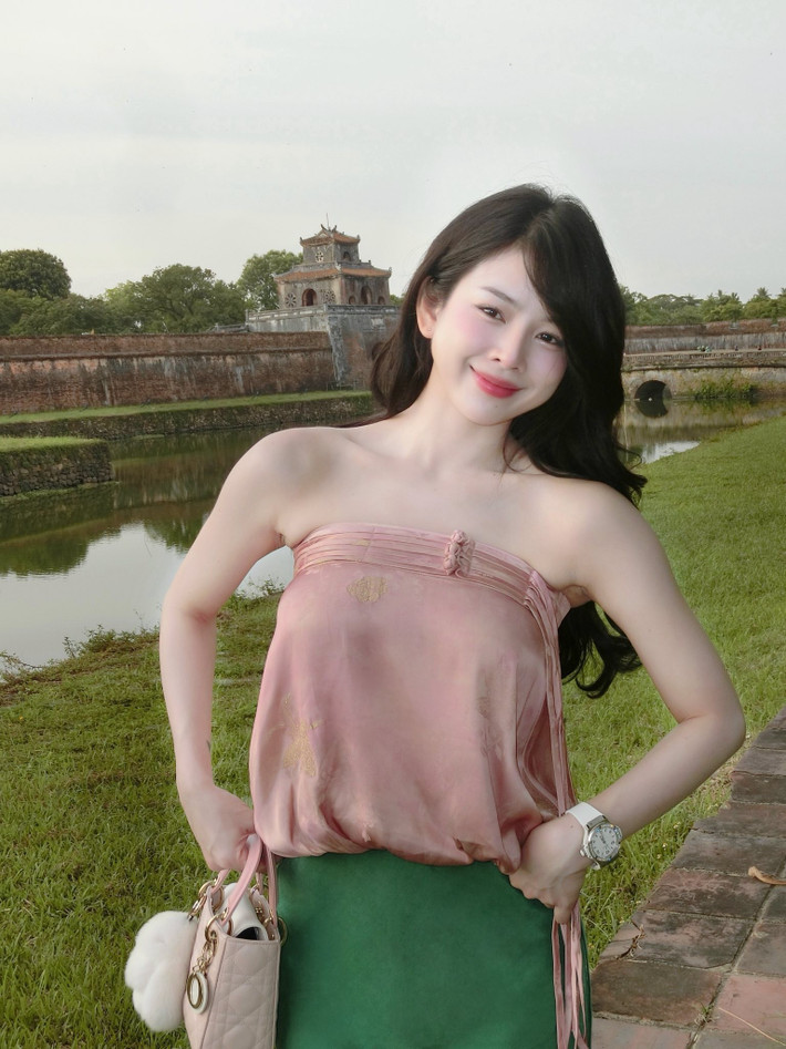 Phong cách trang điểm nhẹ nhàng, tôn lên làn da trắng mịn và đường nét thanh tú trên gương mặt, cùng mái tóc dài bồng bềnh, khiến Mie trông như một nàng thơ bước ra từ tranh vẽ.