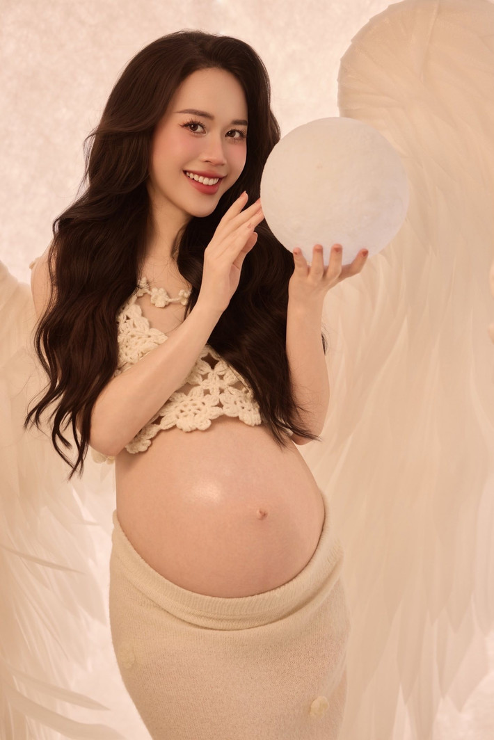 Nhiều người nhận xét cô nàng "càng đẻ càng xinh". Ở lần bầu này, Mai Phương không hề lộ dấu hiệu xuống sắc, ngoại dù bụng bầu nhô cao, cô vẫn giữ được thân hình mảnh mai, thọn gọn khiến nhiều người ngưỡng mộ