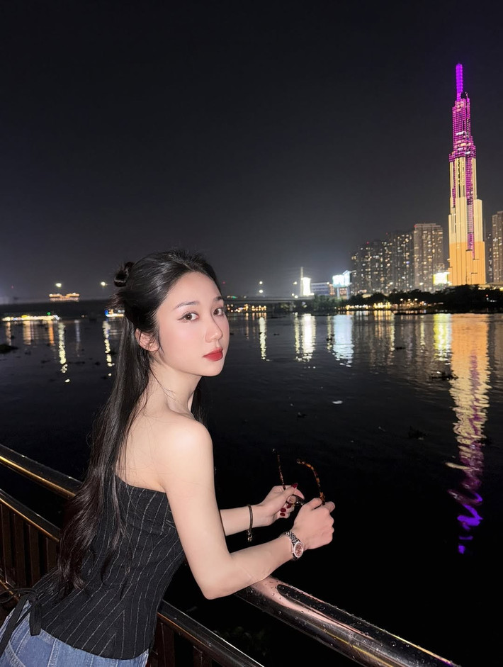 Trong loạt ảnh, Mina Young diện một chiếc áo quây corset màu đen, được thiết kế với những đường sọc nhỏ, khéo léo tôn lên vòng eo thon gọn và bờ vai trần quyến rũ.