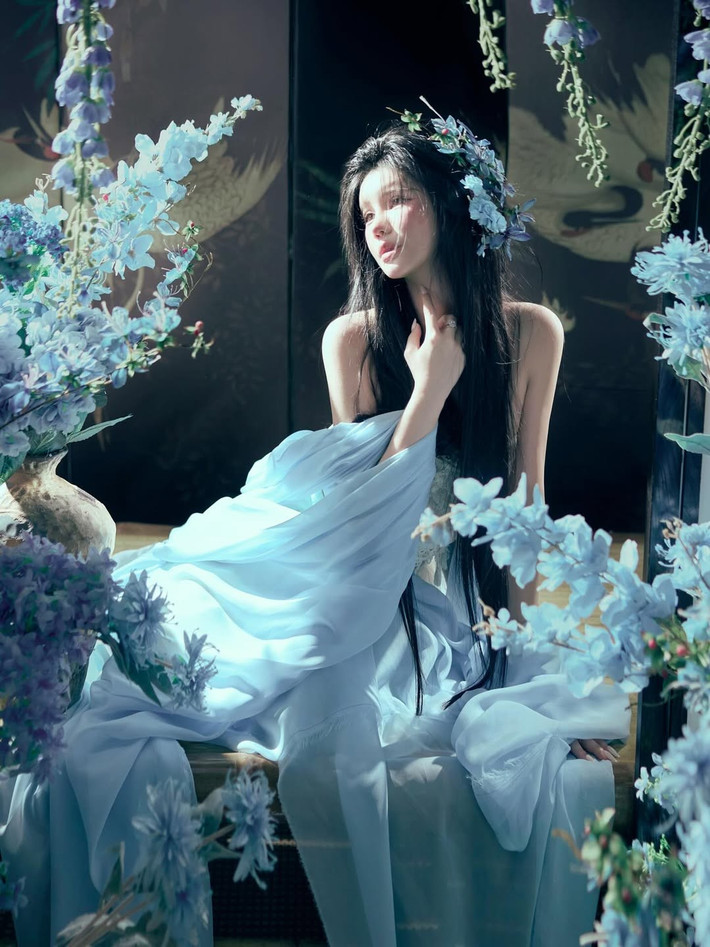 Gương mặt thanh tú, đôi mắt sâu cùng lối trang điểm nhấn nhá mang đến cảm giác "sầu vương khóe mắt" đã góp phần làm nổi bật thần thái bí ẩn, ma mị của cô. (Ảnh: IGNV)