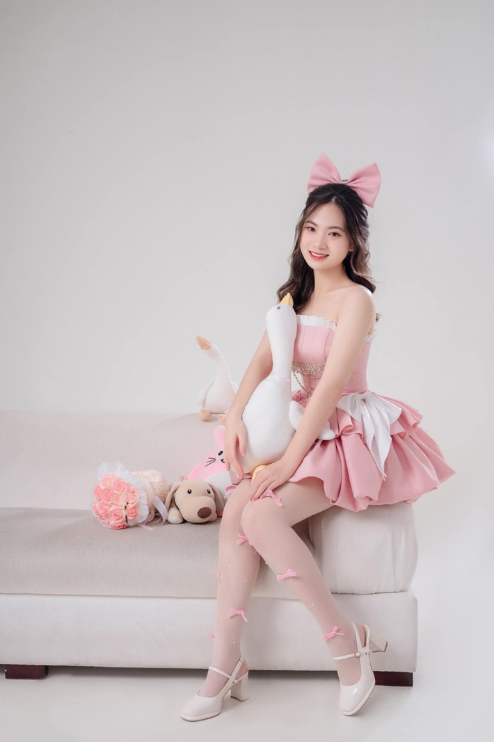 Sự đa dạng trong phong cách, từ mạnh mẽ, quyết đoán đến dịu dàng, trong trẻo, đã tạo nên một "bông hồng thép" không chỉ bản lĩnh mà còn đầy nữ tính, duyên dáng. (Ảnh: FB Phuong Ngan)