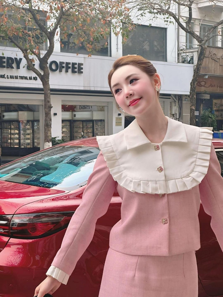 Trước khi tậu chiếc Mercedes hiện tại, cô nàng cũng đã sở hữu một chiếc ô tô khác.