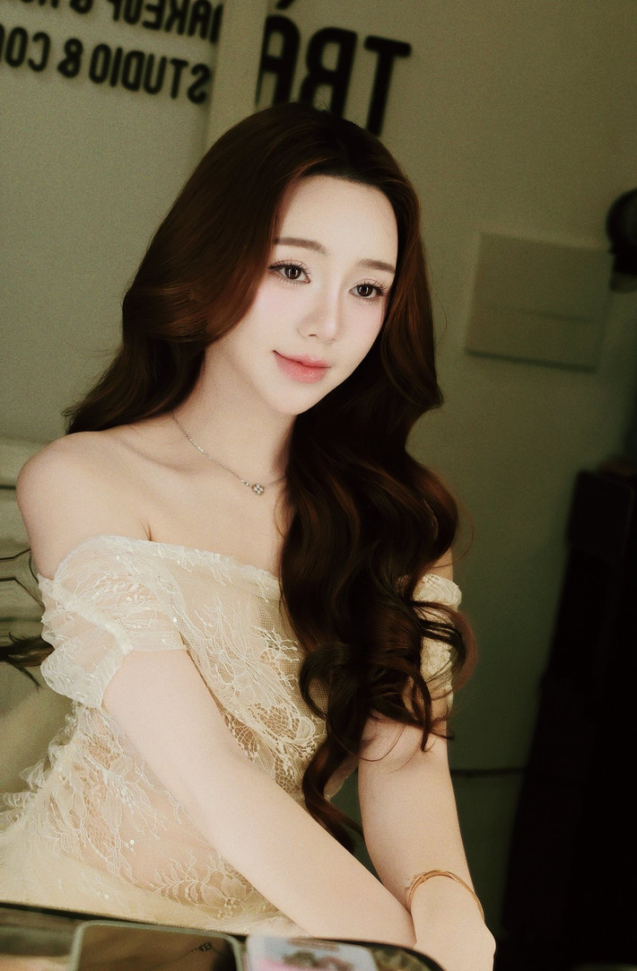 Bên cạnh đó, cô nàng cũng sở hữu nhiều đồ dùng hàng hiệu như túi xách, mắt kính đến từ các thương hiệu xa xỉ trên thế giới như Dior.