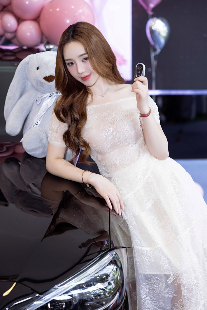 Trong buổi nhận xe, nữ diễn viên diện chiếc đầm trắng, khoe visual ngọt ngào khi tạo dáng với chiếc xe mới toanh.
