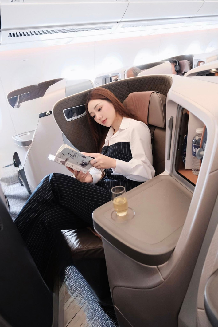 Quỳnh Kool không chỉ tậu xe, làm nhà cho bố mẹ, trong đời thực cô còn có cuộc sống sang chảnh. Trên trang cá nhân, nữ diễn viên thường xuyên chia sẻ loạt hình ảnh du lịch sang xịn đến khắp các địa điểm nổi tiếng.