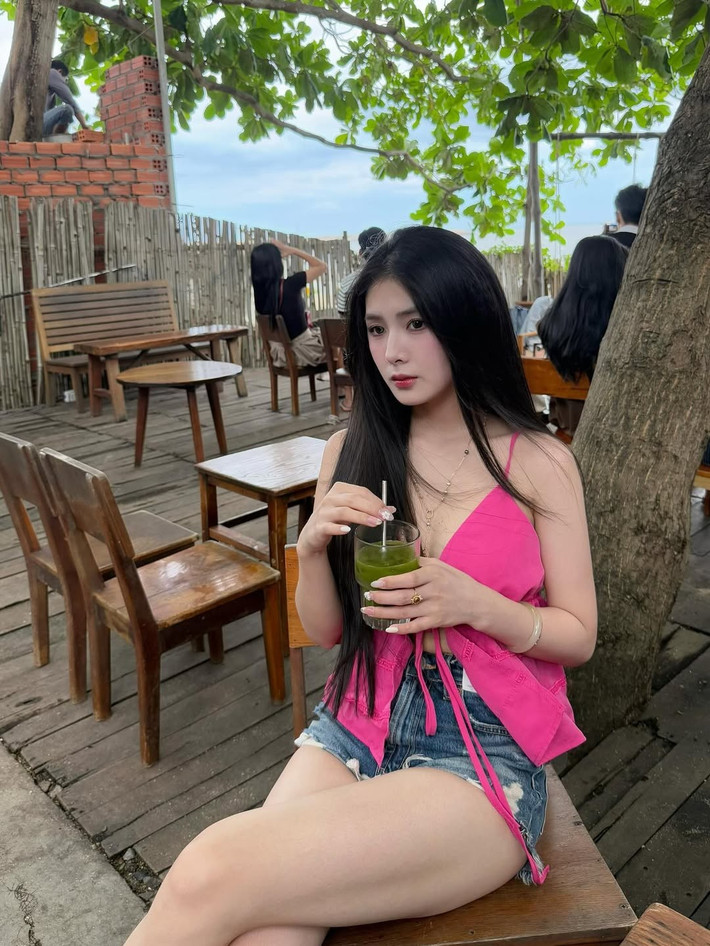 Cô nhanh chóng thu hút triệu lượt theo dõi nhờ gương mặt xinh đẹp, biểu cảm đa dạng và khả năng tạo trend.