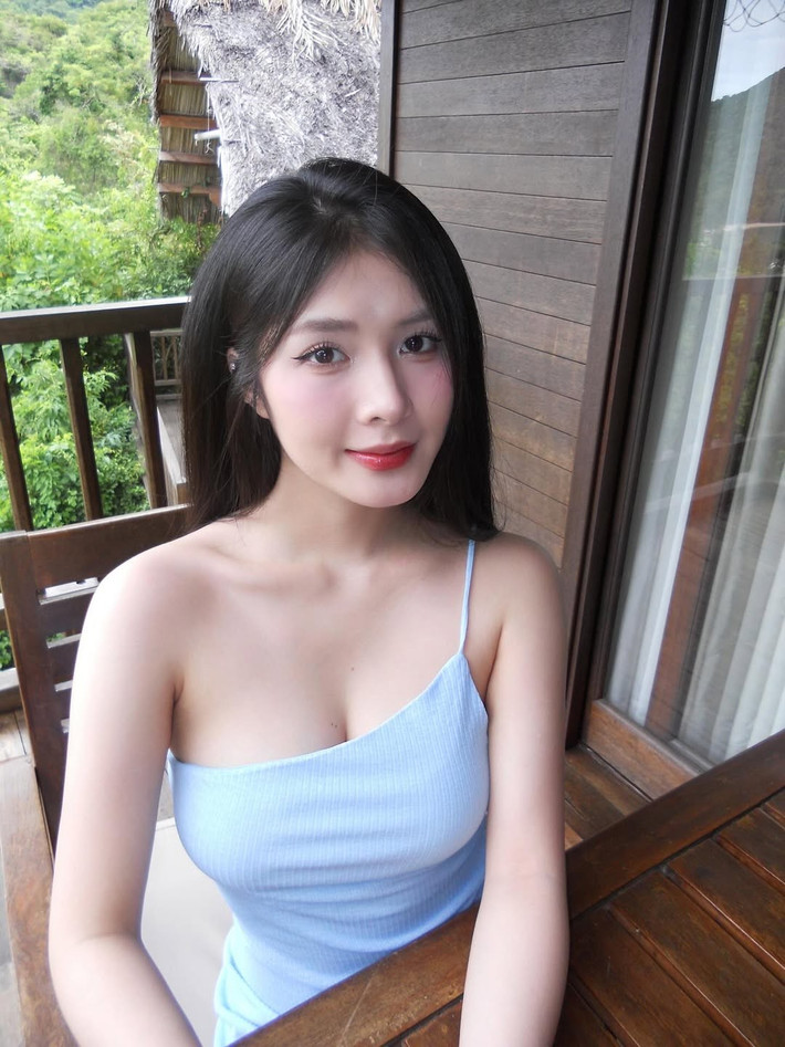 Quỳnh Alee sở hữu gương mặt xinh xắn, hài hòa với các đường nét thanh tú. Điểm nổi bật là đôi mắt to tròn, sống mũi cao và khuôn môi chúm chím. Làn da trắng hồng mịn màng cùng mái tóc đen dài suôn mượt càng làm tăng thêm vẻ đẹp trong trẻo, thu hút của cô.
