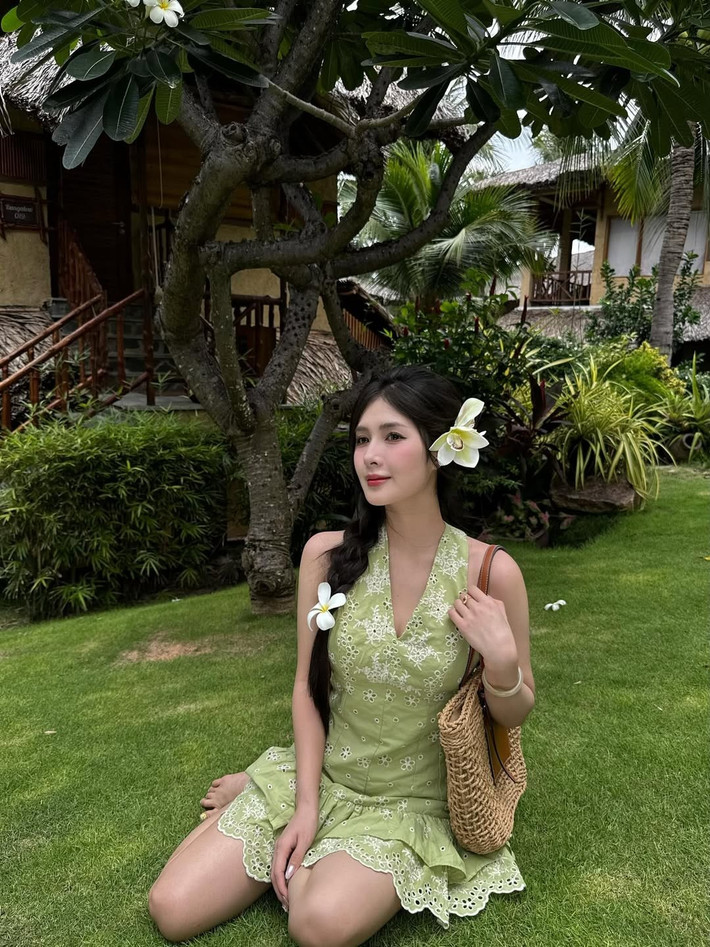 Dù là trong không gian ban công ấm cúng hay giữa khung cảnh thiên nhiên biển trời rộng lớn, Quỳnh Alee vẫn toát lên thần thái cuốn hút, tự nhiên. Cách trang điểm nhẹ nhàng, tập trung vào đôi mắt và đôi môi giúp cô giữ được nét đẹp thanh thuần nhưng vẫn đủ sắc sảo.