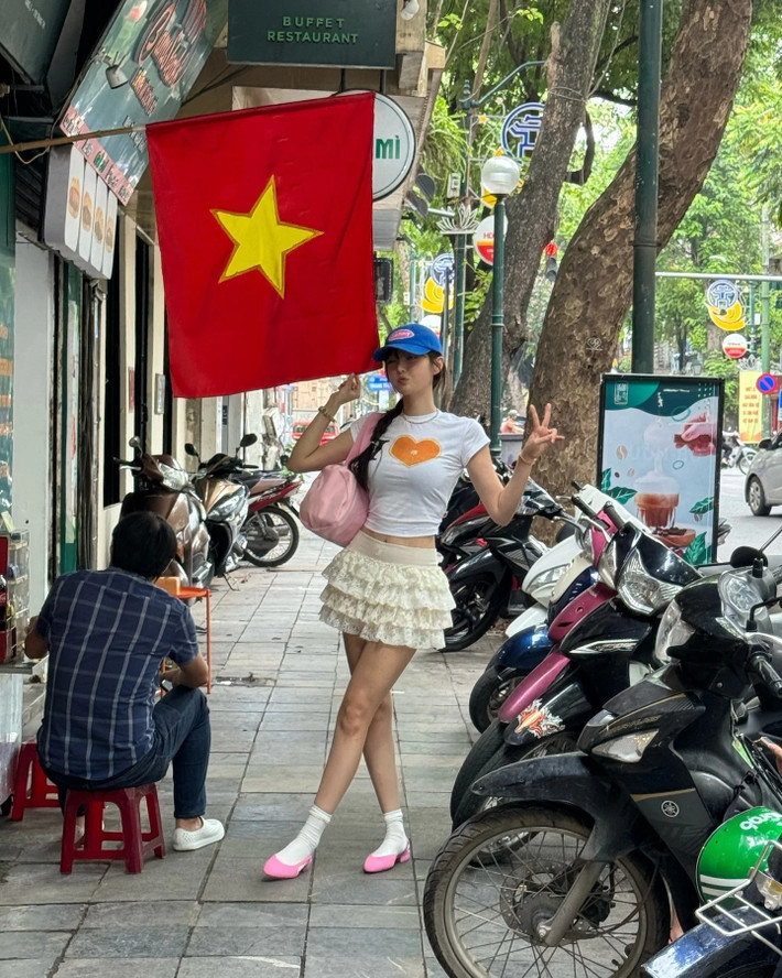 Cũng nhờ vậy, cô nàng thu được thêm một lượng lớn người hâm mộ đến từ Việt Nam. Ngoài ra, cô cũng có fan từ một số quốc gia châu khác như Thái Lan và Trung Quốc.