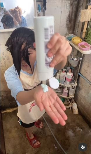 Noey Twintail không ngại chia sẻ những đoạn clip ghi lại cảnh mình gội đầu, rửa mặt hay thậm chí là tắm rửa một cách rất tự nhiên và hài hước.
