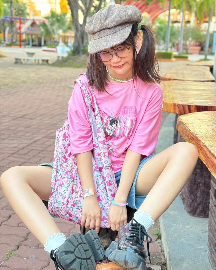 Nhiều cư dân mạng đã để lại bình luận bày tỏ sự thích thú và khen ngợi sự tự tin, lạc quan của Noey Twintail. Một số ý kiến cho rằng những video của cô mang lại năng lượng tích cực, giúp mọi người cảm thấy thoải mái và giải trí sau những giờ làm việc căng thẳng.