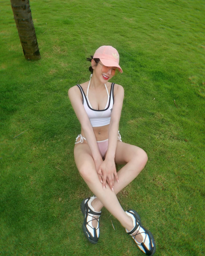 Chiếc mũ lưỡi trai màu hồng và kính râm sành điệu không chỉ hoàn thiện set đồ mà còn giúp cô nàng trông cực kỳ năng động và trẻ trung.