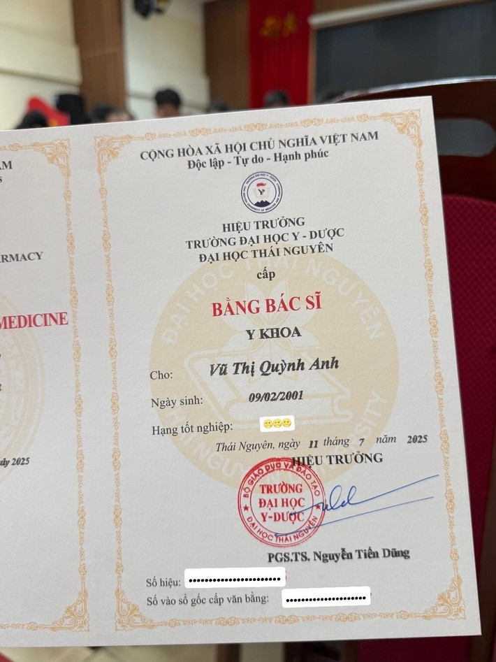 Sau 6 năm miệt mài, cô vừa tốt nghiệp ngành Y khoa tại Đại học Y - Dược, Đại học Thái Nguyên. Quỳnh Anh chia sẻ trên trang cá nhân: “6 năm nhanh như chớp mắt. Từ bây giờ là bác sĩ thiệt rồi đó”. (Ảnh: FBNV)