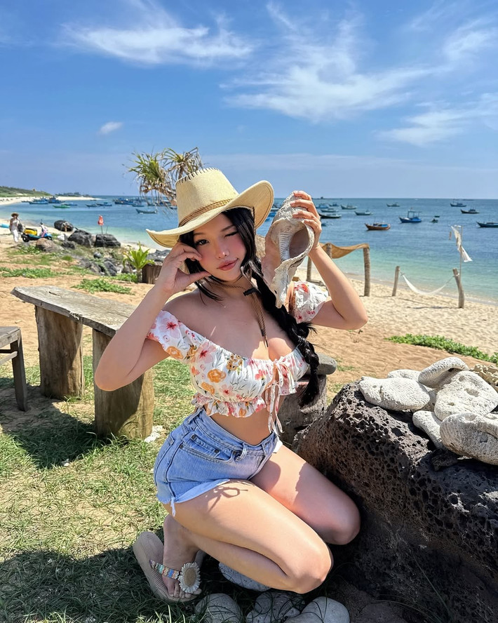 Chuyển sang phong cách năng động, Duyên Híp lựa chọn crop top họa tiết hoa nhí kết hợp cùng quần short jeans khoe đôi chân dài và vòng eo săn chắc.