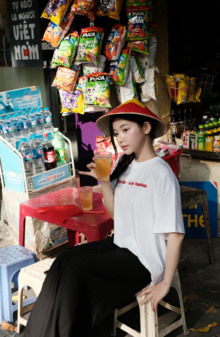 Những bức ảnh được chụp tại các quán trà chanh, quán cóc vỉa hè, tái hiện một góc phố Hà Nội rất đỗi quen thuộc, giản dị nhưng tràn đầy sức sống. (Ảnh: FBNV)