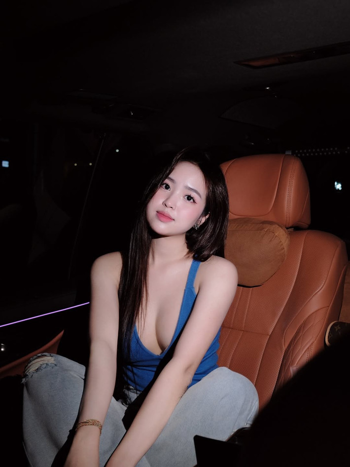 Mái tóc dài thẳng mượt buông xõa tự nhiên, cùng lối trang điểm nhẹ nhàng nhưng vẫn sắc sảo, làm nổi bật đường nét gương mặt thanh tú. Ánh mắt to tròn, đôi môi căng mọng và nụ cười mỉm duyên dáng càng khiến nhan sắc của Lê Phương Anh thêm phần "gây mê".