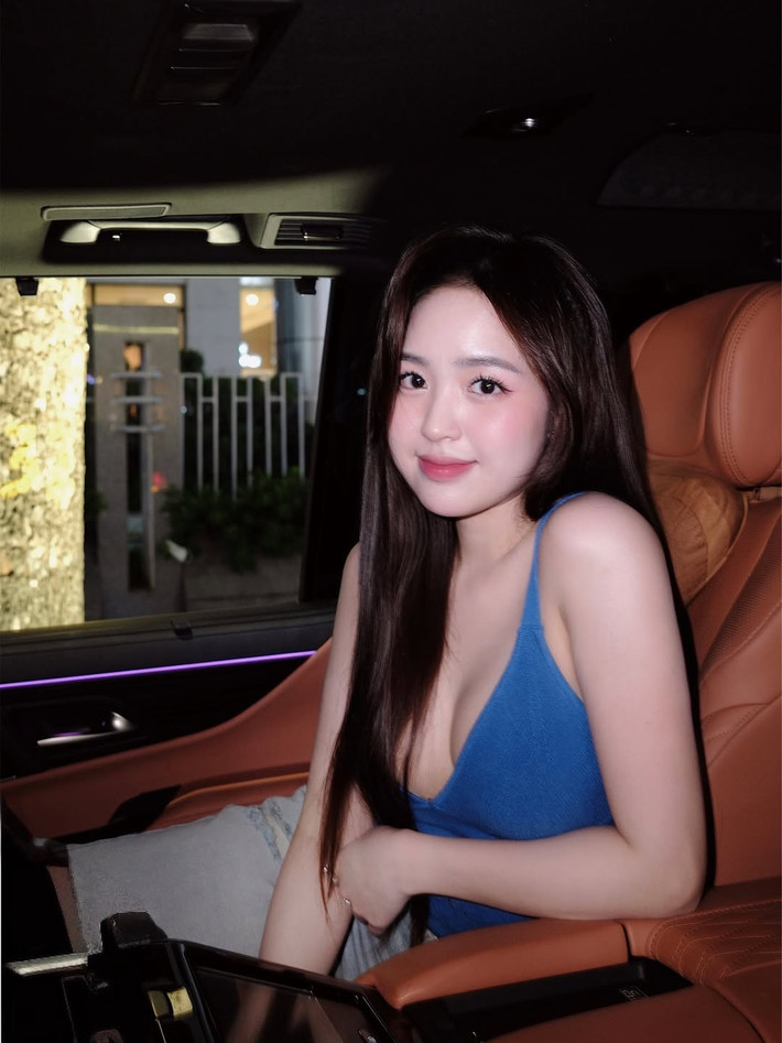 Không hổ danh là một trong những hot girl được yêu mến nhất nhì Hà Thành, Lê Phương Anh tiếp tục khẳng định sức hút của mình qua bộ ảnh mới nhất. Khoảnh khắc cô nàng tự tin tạo dáng trên chiếc xế hộp không chỉ phô diễn vẻ đẹp ngọt ngào mà còn toát lên thần thái sang chảnh cuốn hút.