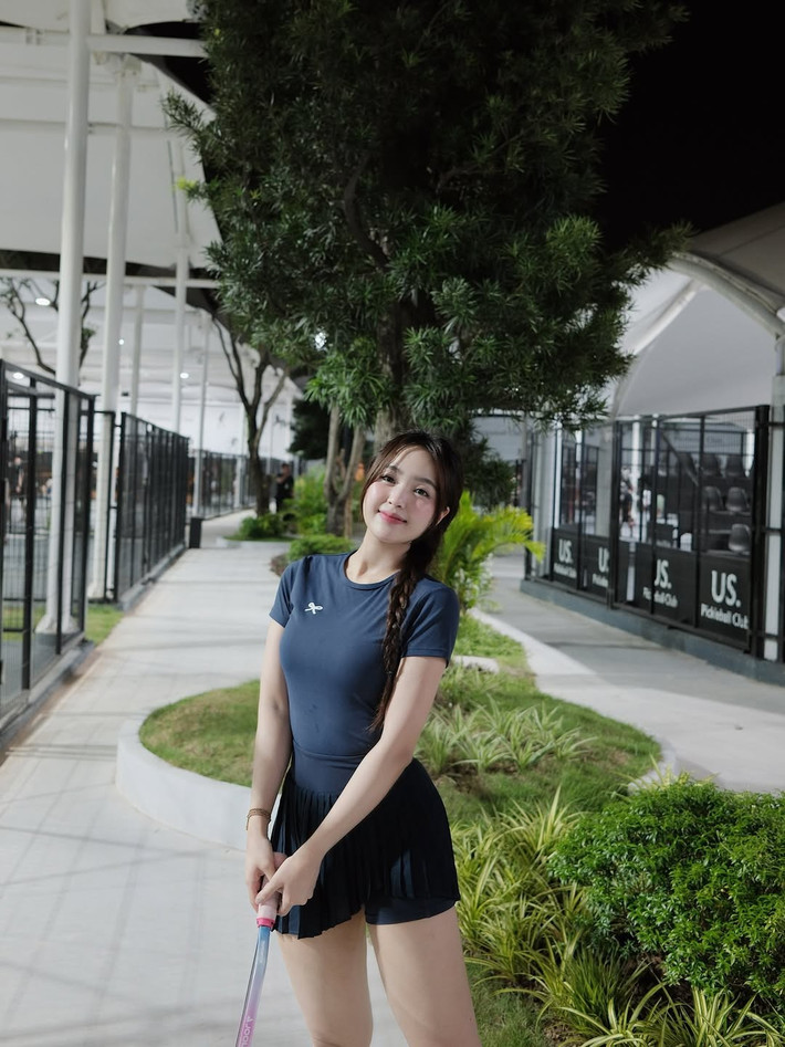 Nàng hot girl Hà thành sở hữu gu thời trang đa dạng và luôn biết cách làm mình nổi bật. Cô có thể biến hóa từ phong cách năng động, trẻ trung với áo thun, quần jean đến gợi cảm, quyến rũ khi diện những bộ cánh khoe trọn đường cong cơ thể.