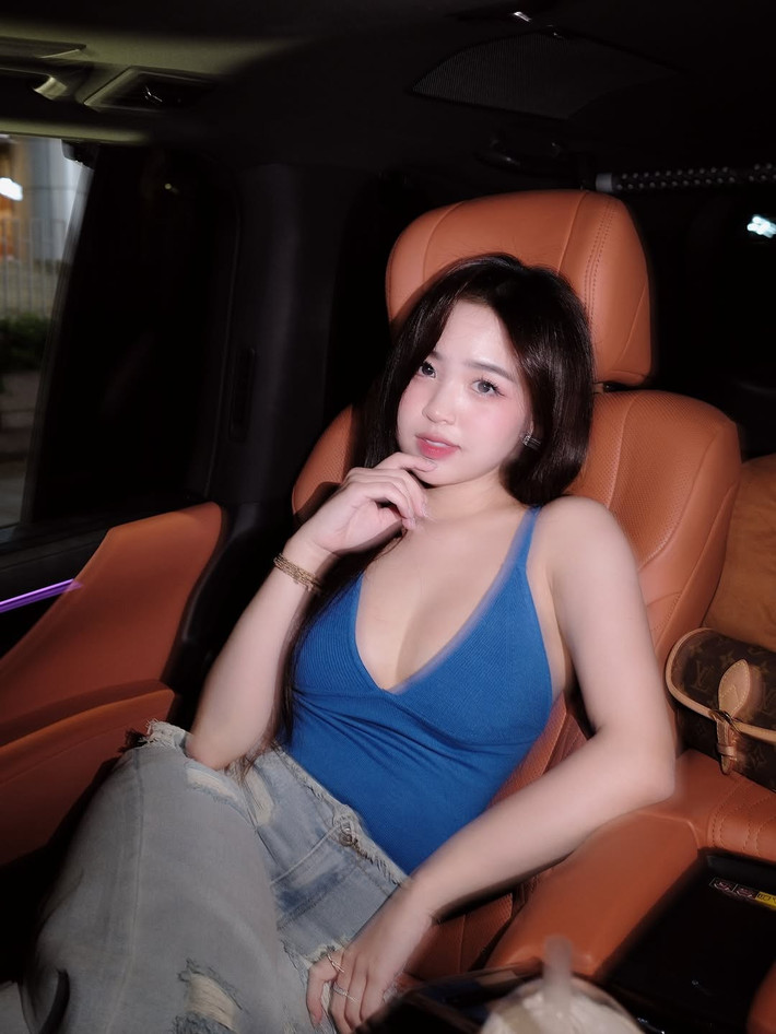 Trong những bức ảnh được chia sẻ, Lê Phương Anh xuất hiện đầy gợi cảm và cuốn hút trong không gian nội thất sang trọng của chiếc ô tô. Cô nàng diện chiếc áo hai dây màu xanh coban nổi bật, với thiết kế cổ khoét sâu, khéo léo khoe vòng một đầy đặn và xương quai xanh quyến rũ.