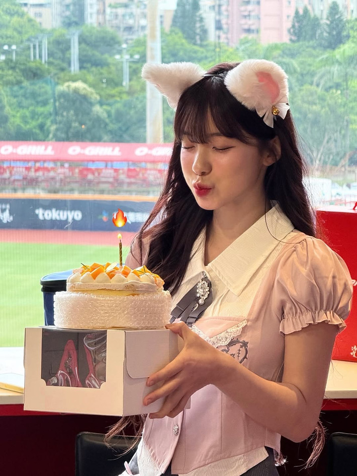 Ở một khoảnh khắc khác, Lee Da Hye "đáng yêu không lối thoát" với chiếc cài tóc hình tai mèo xinh xắn. Trông cô nàng như chú mèo con khiến người khác mong muốn được chở che. (Ảnh: Instagram @le_dahye)