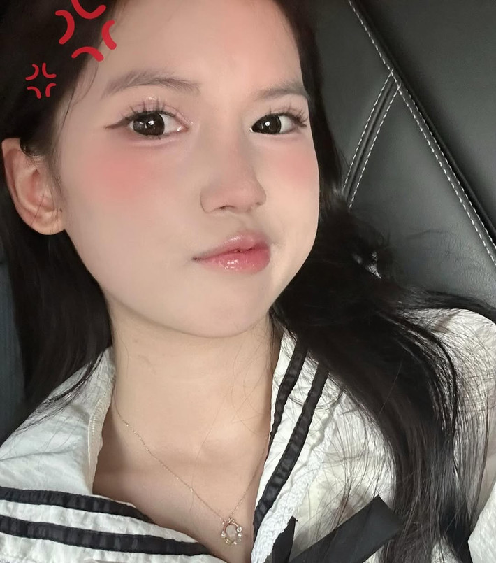 Điều làm nên sức hút đặc biệt của Pun chính là khả năng biến hóa đa dạng trong trang phục. Khi thì cô nàng hóa thân thành nữ sinh thanh thuần với váy trắng cổ thủy thủ, đọc sách bên bờ biển lãng mạn dưới ánh hoàng hôn, toát lên vẻ đẹp tri thức và mơ mộng.