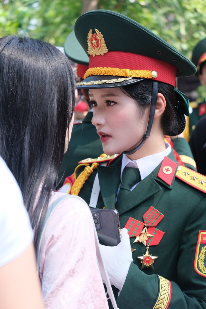 Dù khoác trên mình bộ quân phục nghiêm trang, nhưng Dương Khánh Chinh vẫn toát lên vẻ đẹp dịu dàng, ngọt ngào. (Ảnh: FBNV)