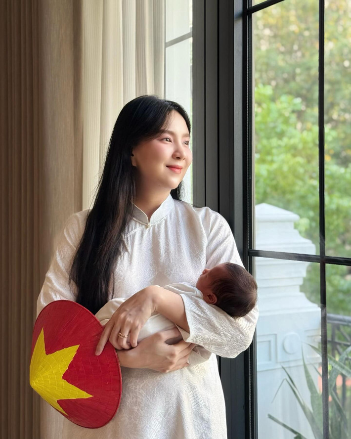Sau sinh em bé, Mai Ngọc thường xuyên cập nhật hành trình nuôi con nhỏ lên trang cá nhân. Cô tận hưởng cuộc sống tròn đầy, viên mãn sau những sóng gió đã qua. (Ảnh: IGNV)