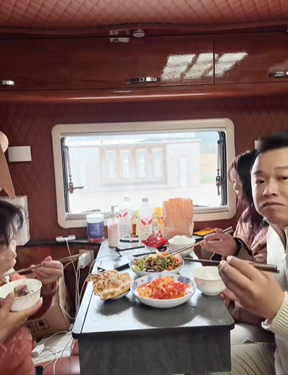 Cả hai cùng nhau vi vu trên xe di động, tiếp tục cuộc sống du mục. Đáng chú ý hơn trong hành trình này, Tôn Bằng còn đưa cả mẹ đi cùng.