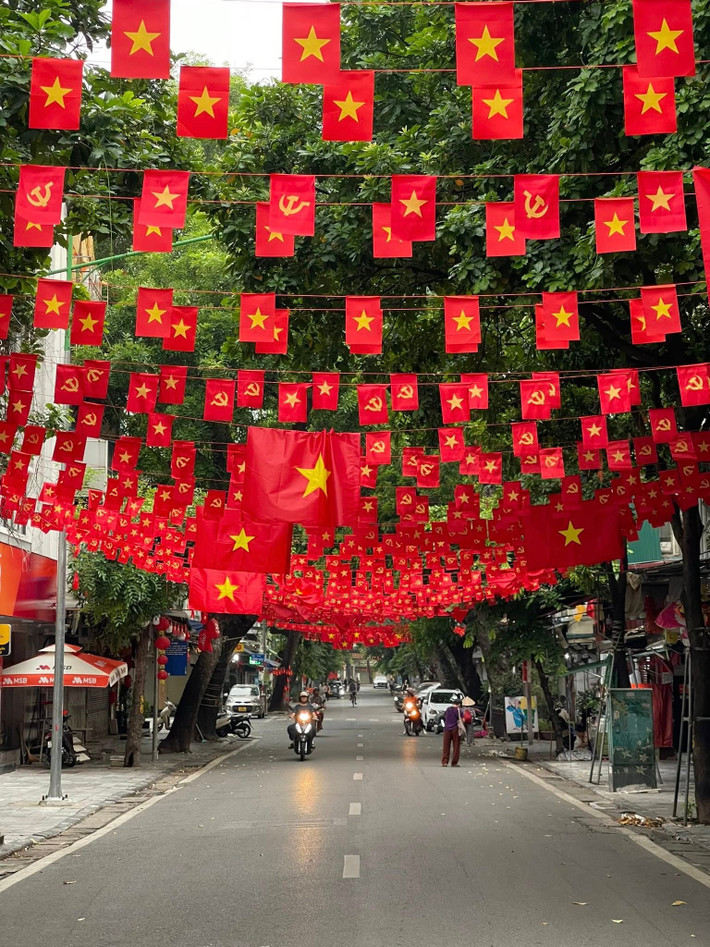 Không khí chào mừng kỷ niệm Quốc khánh 2/9 lan tỏa khắp phố phường Thủ đô Hà Nội. (Ảnh: Hoàng Hiếu)