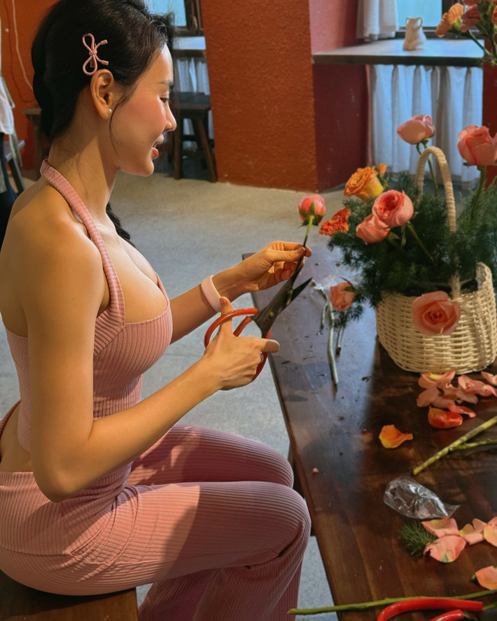 Những bức ảnh chụp góc nghiêng càng làm nổi bật bờ vai thon và vòng eo săn chắc đáng mơ ước.