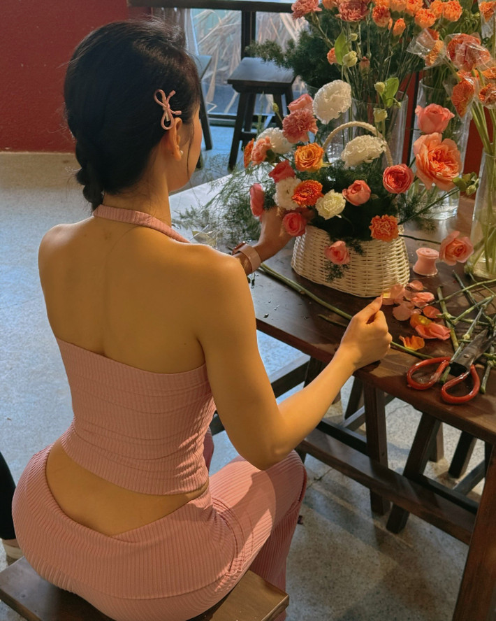 Tuy nhiên, trang phục quá bó sát của cô nàng cũng nhận về một số ý kiến trái chiều. Một số người cho rằng cô nàng diện trang phục như vậy chủ yếu để khoe hình thể, không tập trung vào việc cắm hoa. Đặc biệt lối tạo dáng của cô nàng được nhận xét "thiếu sự tự nhiên".