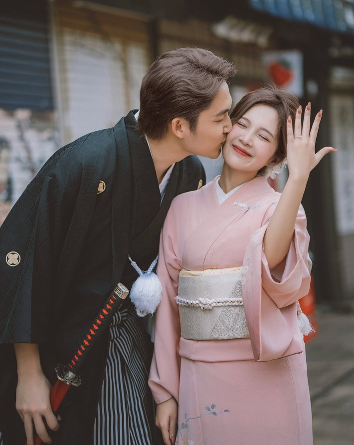 Từ những chuyến du lịch trong nước cho đến khi "xách vali" ra nước ngoài, cặp đôi liên tục bị bắt gặp cùng xuất hiện tại những địa điểm giống hệt nhau.