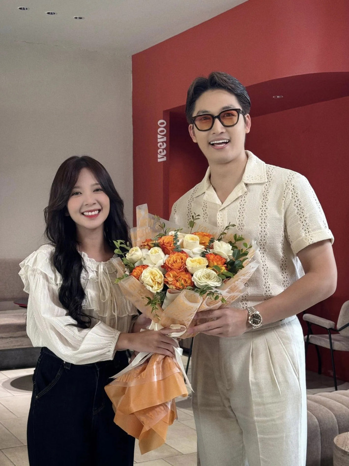 Đình Tú và Ngọc Huyền đều là những diễn viên trẻ đang được yêu thích trên màn ảnh nhỏ. Gần đây, cả hai đều đảm nhận vai chính trong hai bộ phim truyền hình phát sóng trên VTV3 - Cha tôi, người ở lại và Những chặng đường bụi bặm.