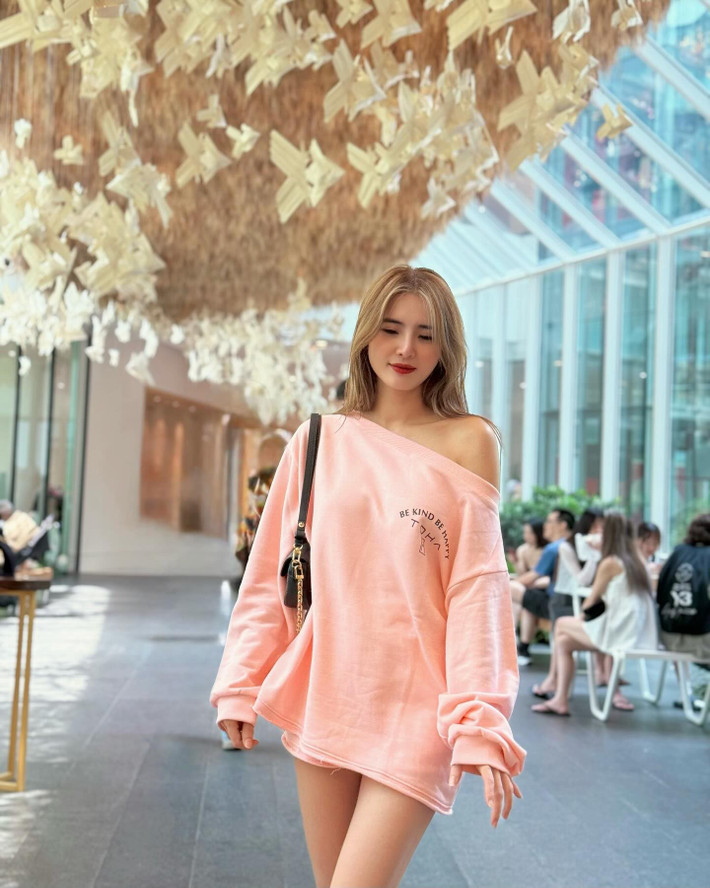 Dù không còn hoạt động trong làng giải trí mà tập trung vào công việc kinh doanh riêng, nhưng Lê Khánh Chi vẫn luôn thu hút sự chú ý bởi gu ăn mặc thời thượng, thần thái trẻ trung, cuốn hút.