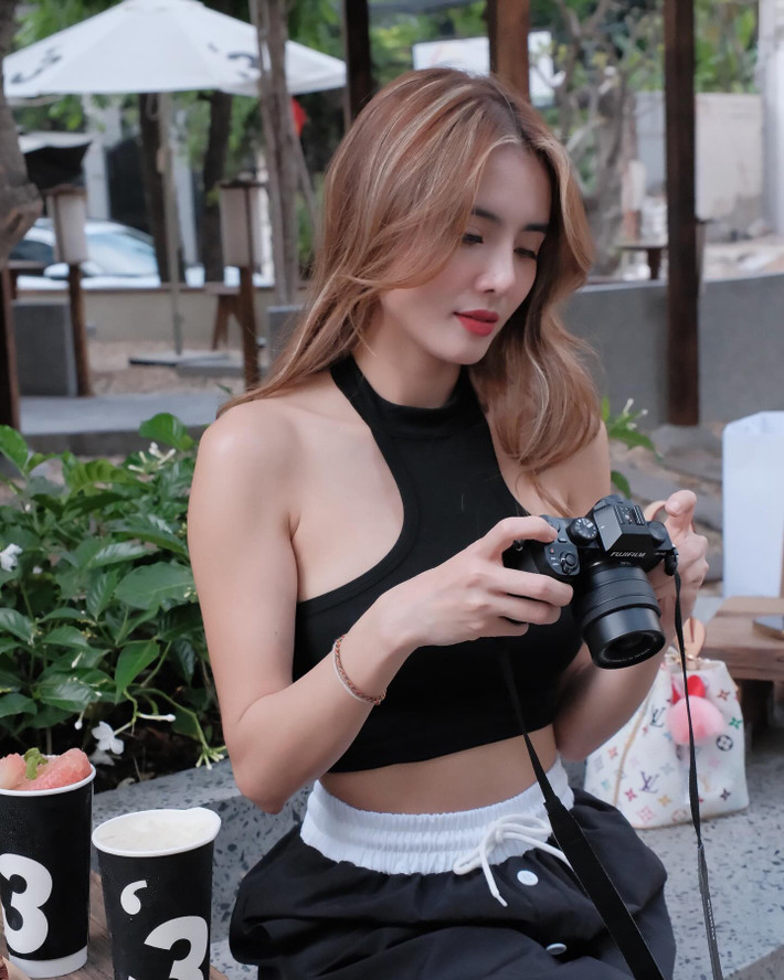 Cô toát lên khí chất của một quý cô thành thị – vừa duyên dáng, thanh lịch vừa biết cách chăm chút hình ảnh bản thân một cách tinh tế.