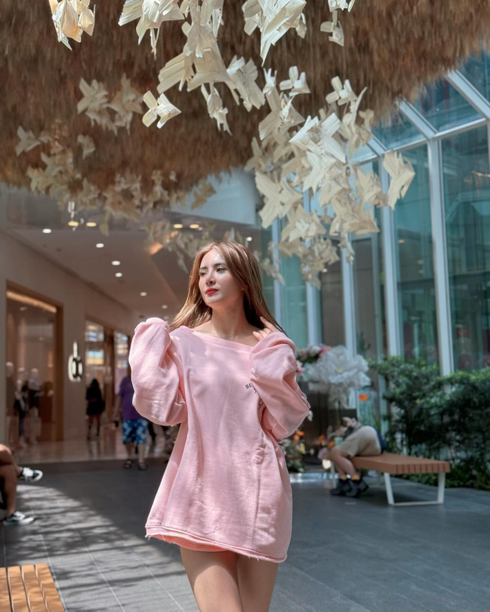 Cựu hot girl xứ Nghệ thường xuyên chia sẻ về những chuyến du lịch đến nhiều địa điểm trên thế giới trên trang cá nhân.