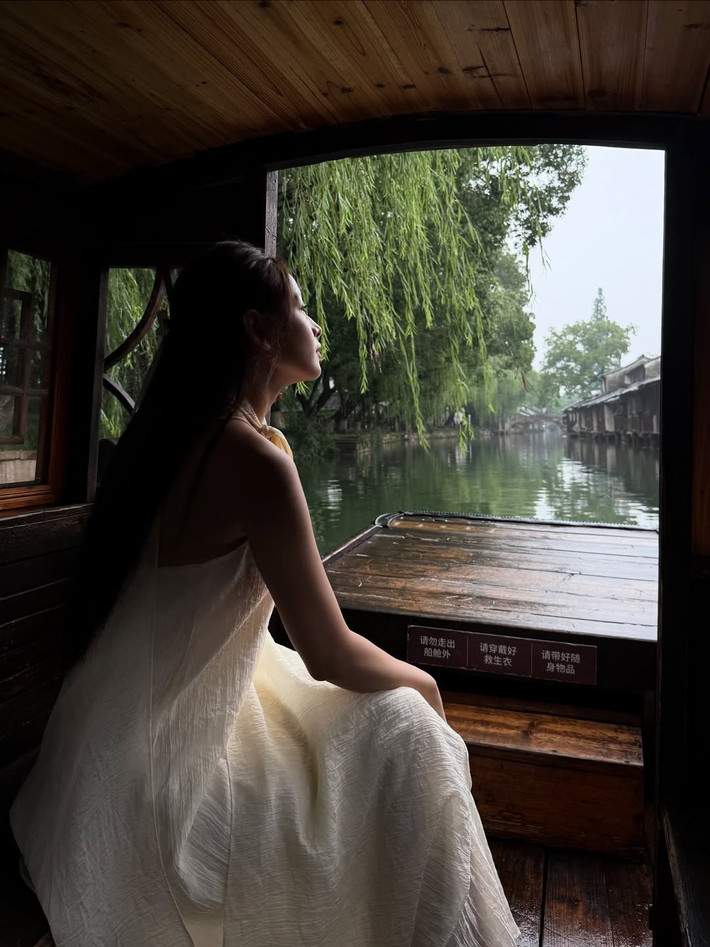 Dù là khoảnh khắc trầm tư dưới màn mưa lất phất với chiếc ô đỏ nổi bật, hay ngắm nhìn xa xăm, Chi Pu đều toát lên vẻ đẹp u hoài, lãng mạn và đầy chất thơ.