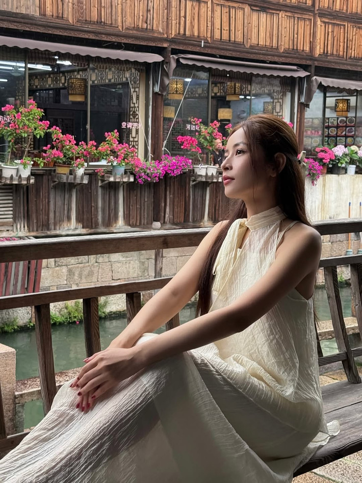 Chi Pu đã chọn một chiếc váy maxi màu kem hoặc trắng ngà, được làm từ chất liệu vải mỏng nhẹ, bồng bềnh, tạo cảm giác thanh thoát và lãng mạn.