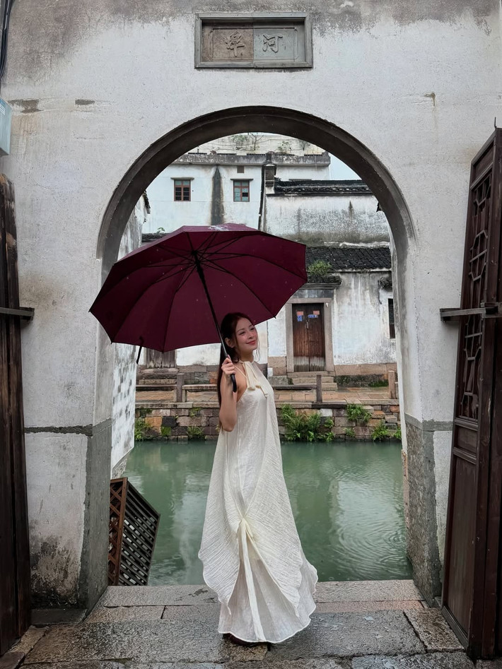 Trong loạt ảnh mới được đăng tải lên trang cá nhân, Chi Pu hóa thân thành nàng thơ trong một ngày mưa dịu dàng ở Thượng Hải, Trung Quốc. Sự kết hợp giữa phong cách nhẹ nhàng của cô nàng, hòa quyện cùng không gian lãng mạn tạo nên những khoảnh khắc "tuyệt đối điện ảnh".
