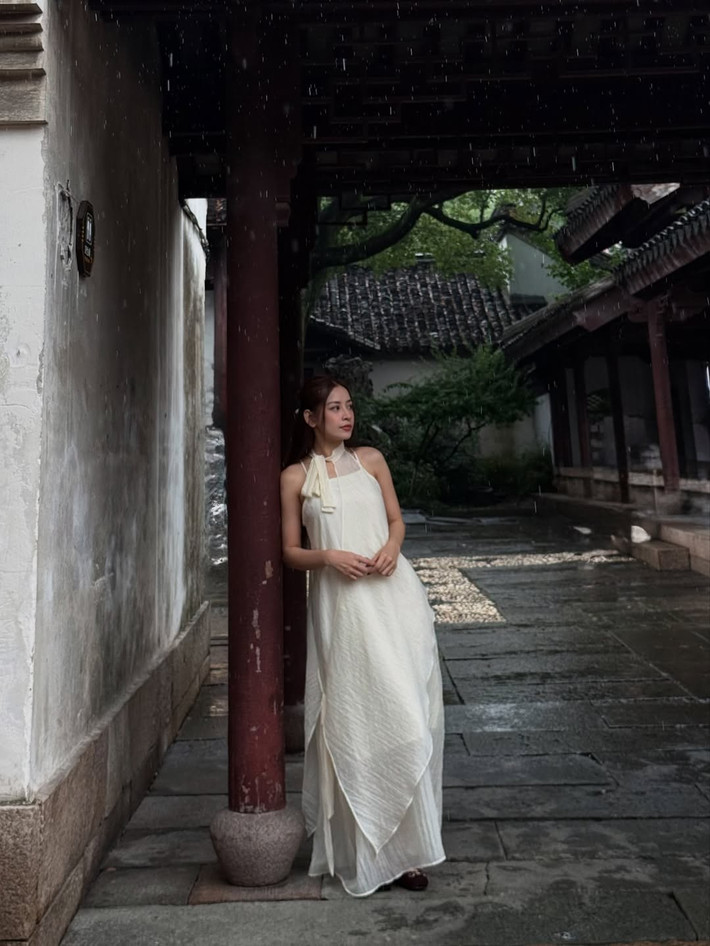 Giữa những con hẻm lát đá rêu phong, những mái ngói cong vút và dòng sông êm đềm với những chiếc thuyền gỗ đậu san sát, Chi Pu như một nàng thơ bước ra từ câu chuyện cổ tích.