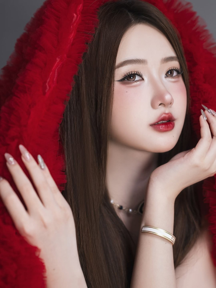 Thiết kế áo quây xuyên thấu táo bạo khéo léo khoe vòng eo thon gọn, kết hợp cùng chân váy xếp tầng ngắn, tôn lên đôi chân dài miên man.