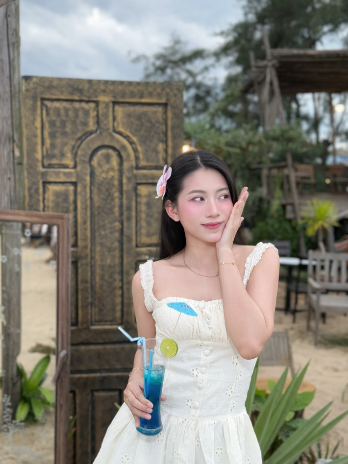 Bộ ảnh đã nhanh chóng thu hút sự chú ý lớn từ cộng đồng mạng, với vô số lời khen ngợi dành cho nhan sắc và phong cách của "nàng thơ Sài thành".