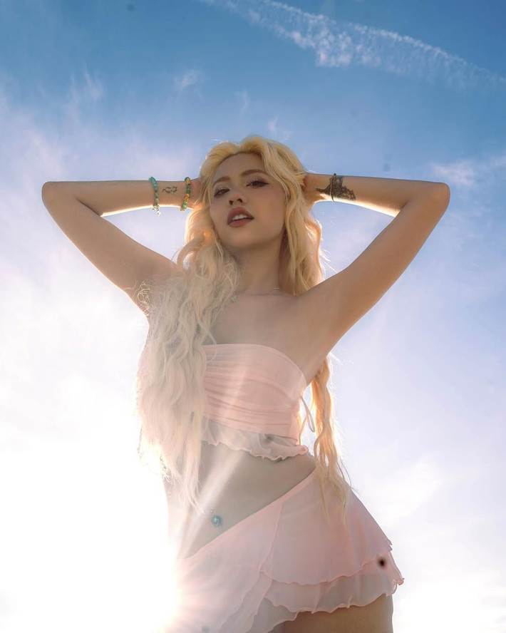 Không chỉ gây sốt với hình tượng "nữ thần sa mạc", trước đó ít ngày, hot girl Châm Sứa cũng khiến người hâm mộ xao xuyến khi đăng tải bộ ảnh với tạo hình mang vẻ đẹp ngọt ngào và thơ mộng trên bãi biển.