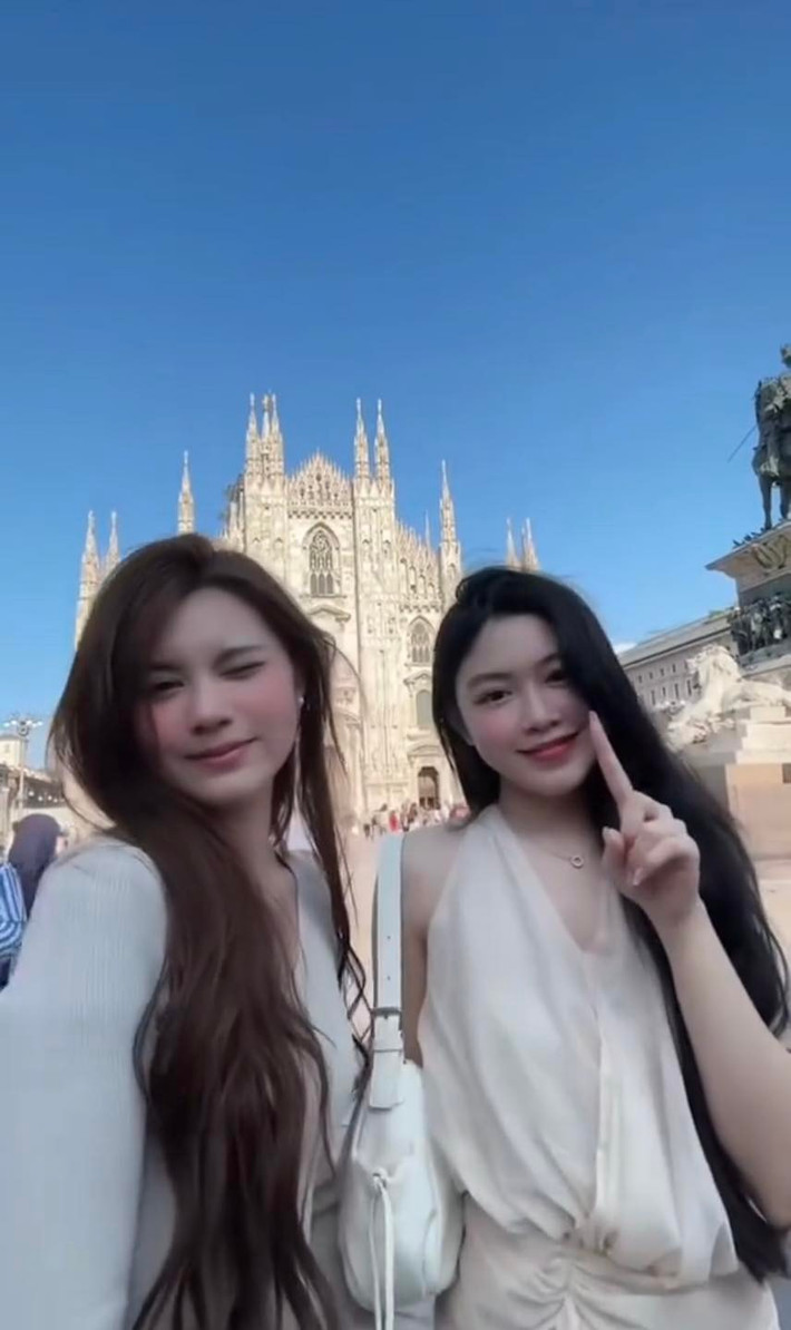 Thời gian gần đây, hai cô con gái của MC Quyền Linh là Lọ Lem (Mai Thảo Linh) và Hạt Dẻ (Mai Thảo Ngọc) gây chú ý không chỉ bởi nhan sắc ngày càng thăng hạng mà còn bởi tài năng và sự độc lập đáng nể. Loạt ảnh du lịch Pháp cùng gia đình vừa được chia sẻ đã khiến cộng đồng mạng không ngừng xuýt xoa, ngưỡng mộ.