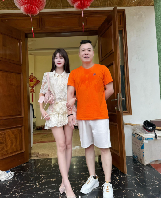 Thậm chí, trên các video mà anh đăng tải, còn thoải mái gọi là vợ khiến dân tình tò mò về danh tính của cô gái này.