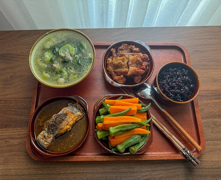 Thông thường, cơm cữ thường được biết đến với những món ăn thanh đạm, tốt cho sức khỏe mẹ bỉm nhưng đôi khi lại khá đơn điệu về hình thức. Tuy nhiên, những mâm cơm của chị gái này lại hoàn toàn khác biệt.