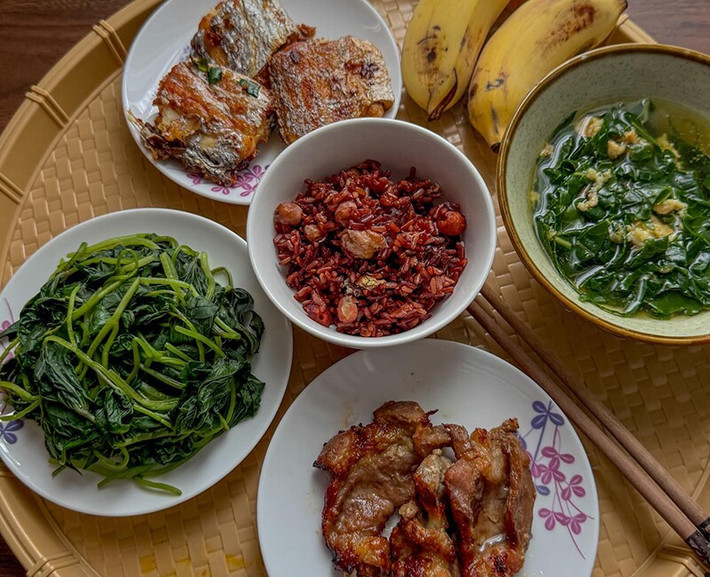 Loạt ảnh về những mâm cơm cữ "đẳng cấp" này sau khi được chia sẻ đã nhanh chóng nhận về "cơn bão" like và bình luận từ cộng đồng mạng.