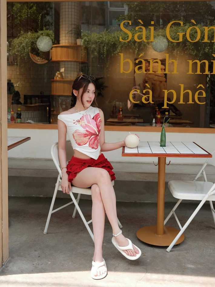 Outfit đơn giản nhưng hiệu quả, làm nổi bật vóc dáng mảnh mai và những đường nét cuốn hút của cô.