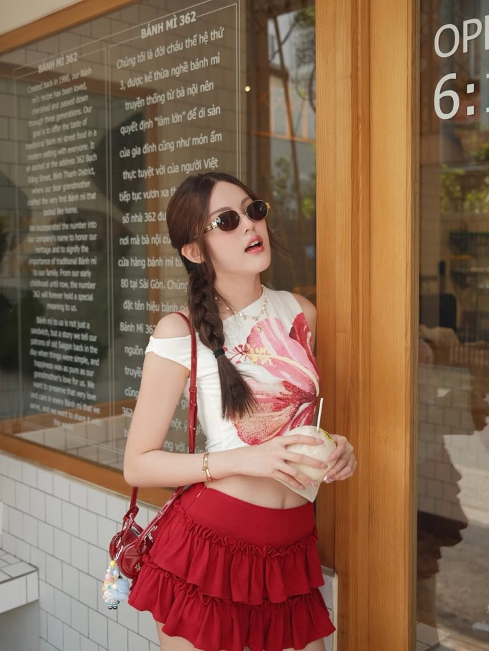 Điểm nhấn nổi bật trong loạt ảnh này chính là đôi chân nuột nà, thẳng tắp của Tăng Mỹ Hàn. Chiếc váy ngắn đã giúp cô nàng khéo léo khoe trọn lợi thế hình thể này.